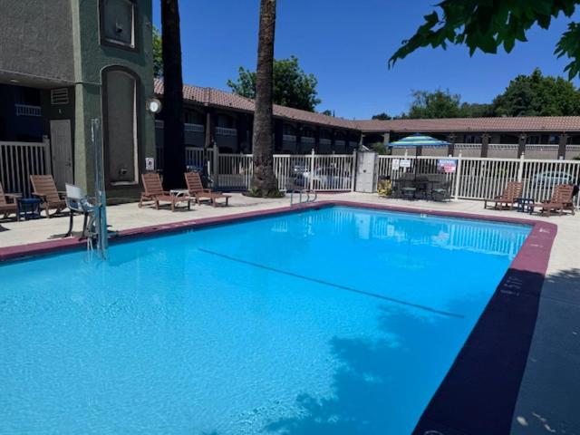 Travelodge By Wyndham Redding Ca מראה חיצוני תמונה
