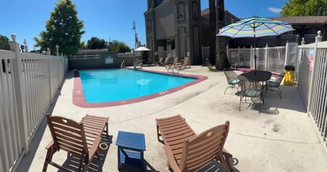 Travelodge By Wyndham Redding Ca מראה חיצוני תמונה